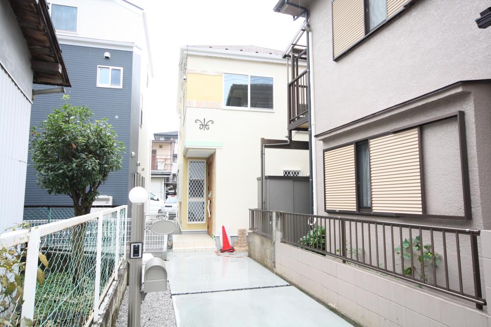 Local appearance photo. Local (11 May 2013) Shooting