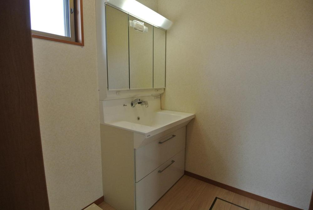 Wash basin, toilet. Interior
