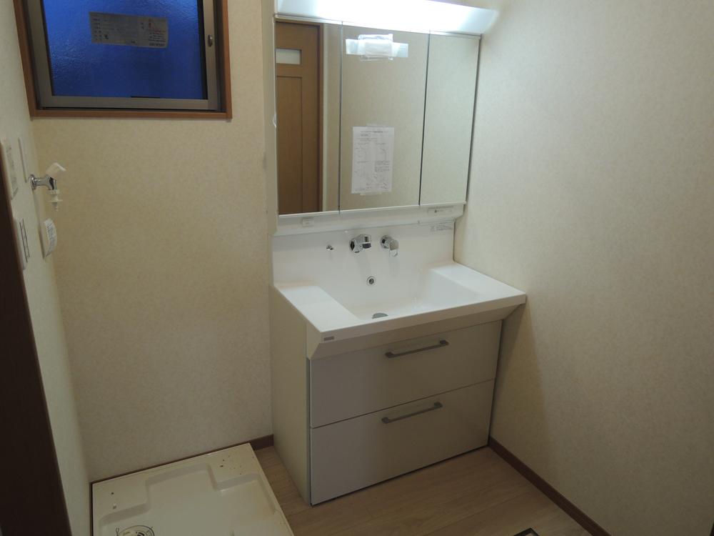 Wash basin, toilet. Indoor (10 May 2013) Shooting