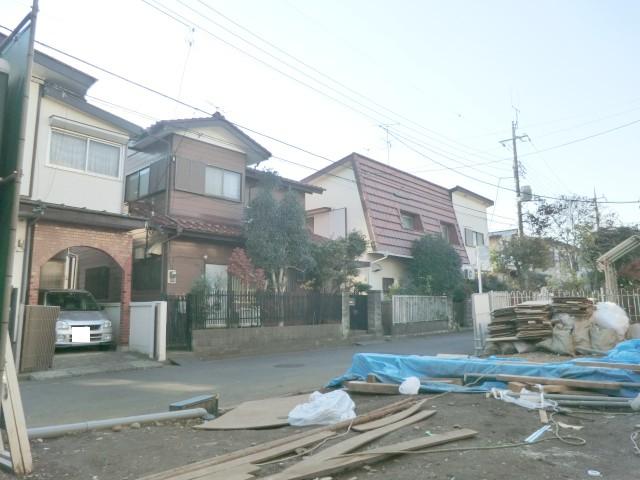 Local photos, including front road. It is a quiet residential area