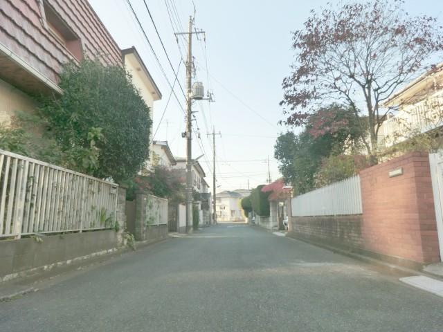 Local photos, including front road. Local under construction