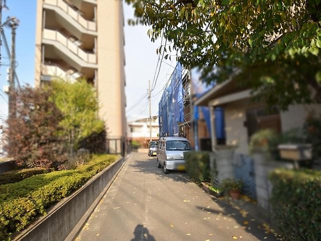 Local photos, including front road. 1-chome contact road situation Wakamatsucho