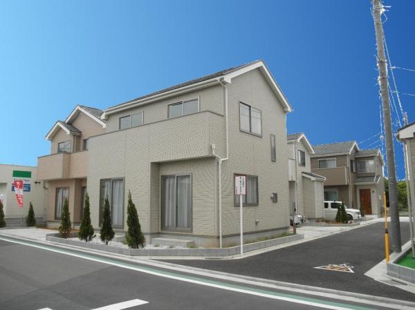 Local photos, including front road. Appearance construction cases