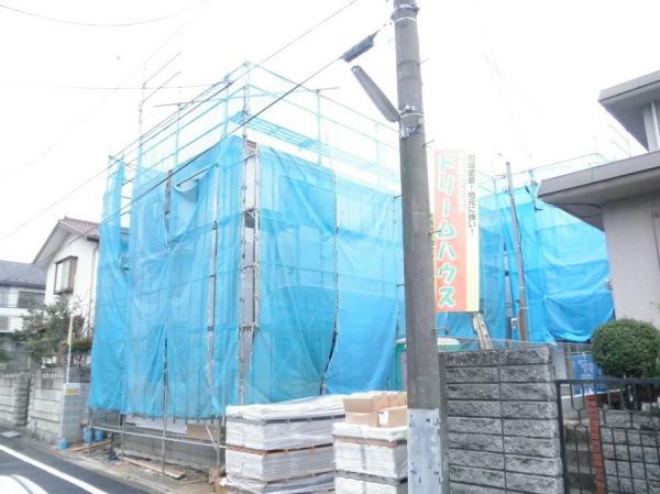 Local photos, including front road. Appearance during construction