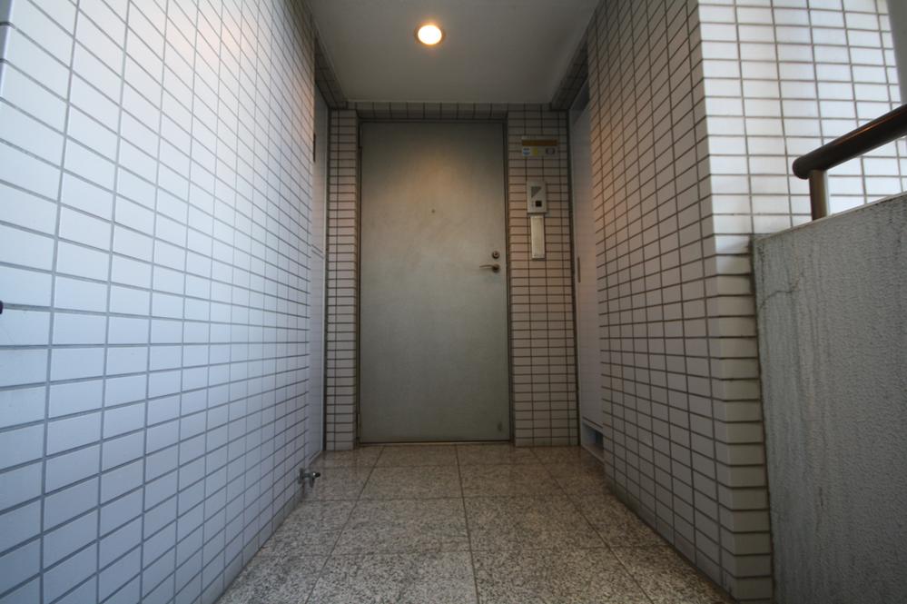 Entrance. Local (11 May 2013) Shooting