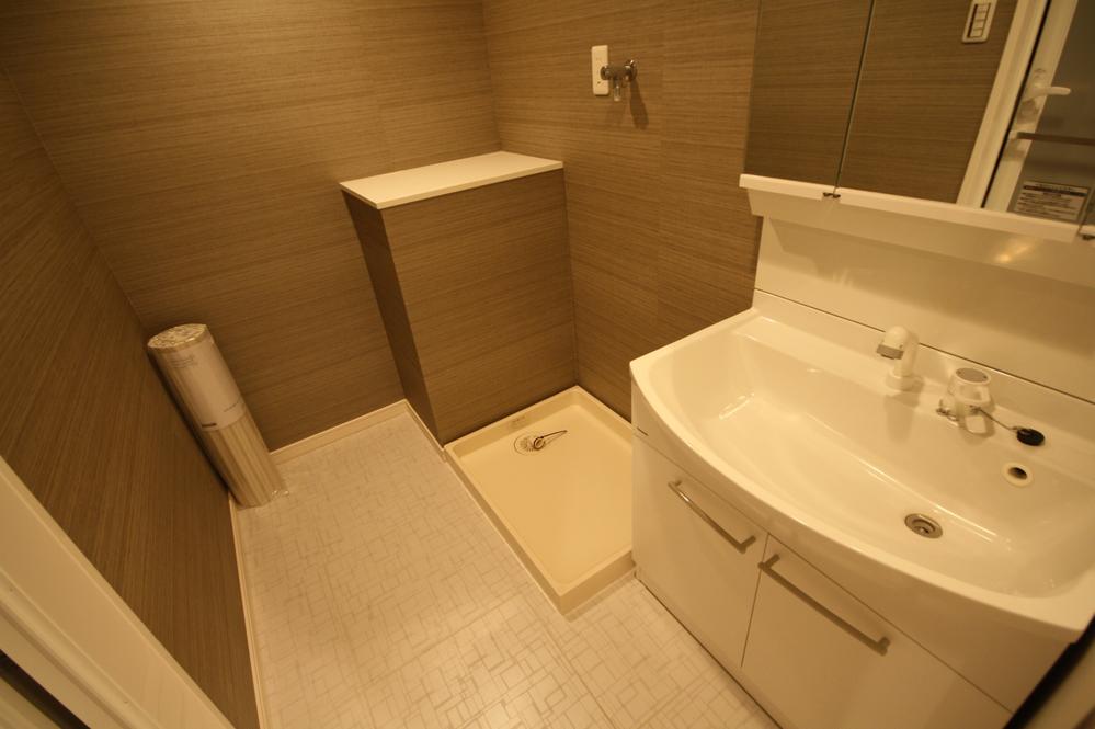 Wash basin, toilet. Local (11 May 2013) Shooting