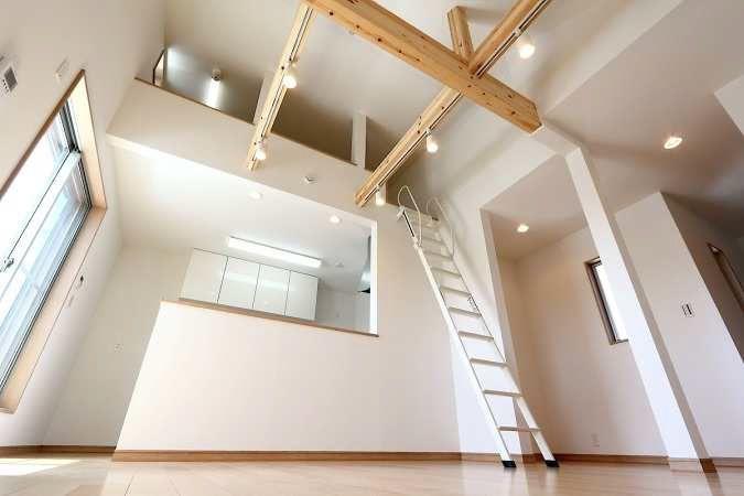 Same specifications photos (living). Seller construction cases