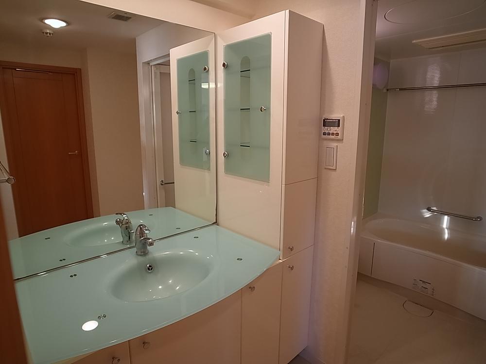 Wash basin, toilet. Room (August 2013) Shooting