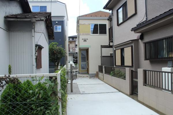 Local photos, including front road.  ☆ Car two parking spaces ☆ 