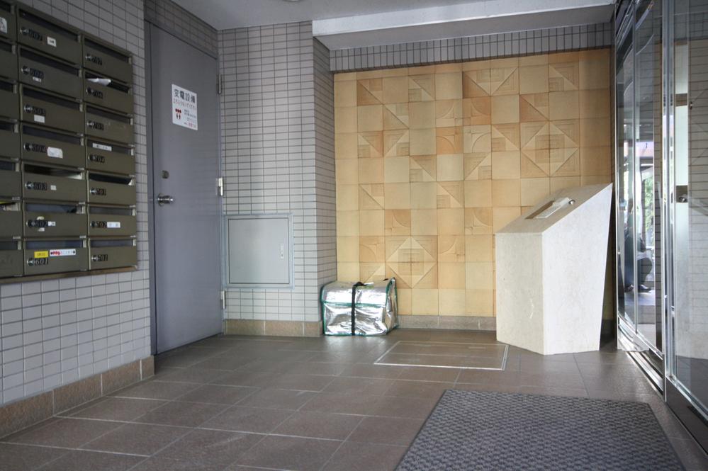 Entrance. Local (11 May 2013) Shooting
