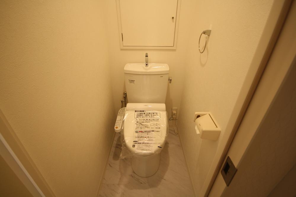 Toilet. Local (11 May 2013) Shooting
