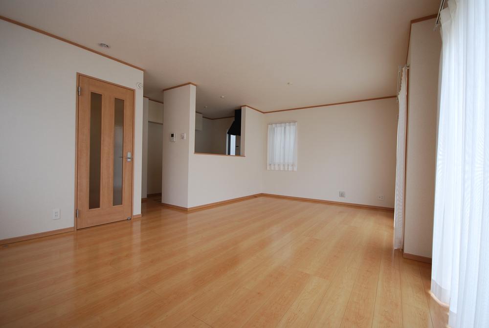 Same specifications photos (living). Seller construction cases