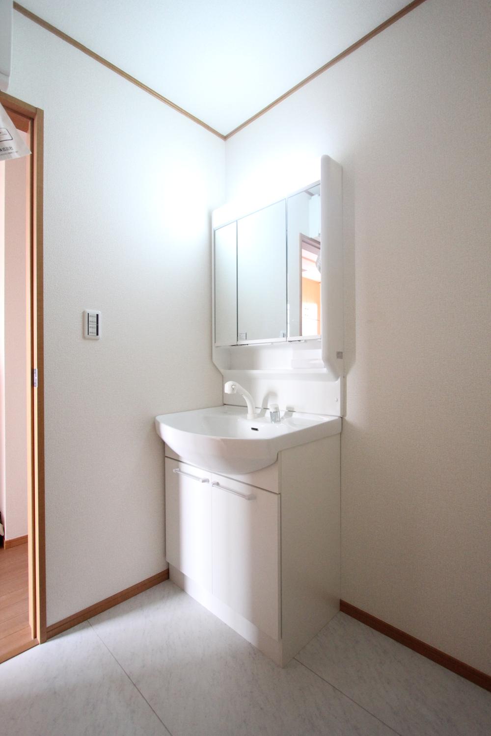 Wash basin, toilet. Interior