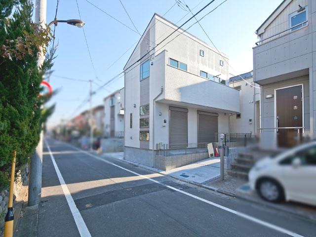 Local photos, including front road. Contact road situation