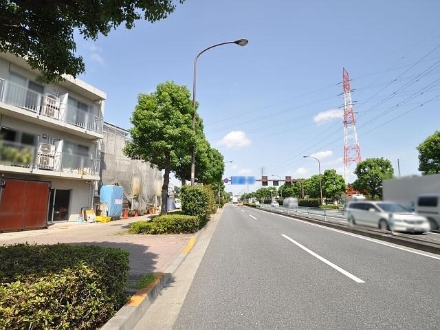 Local photos, including front road. Contact road situation