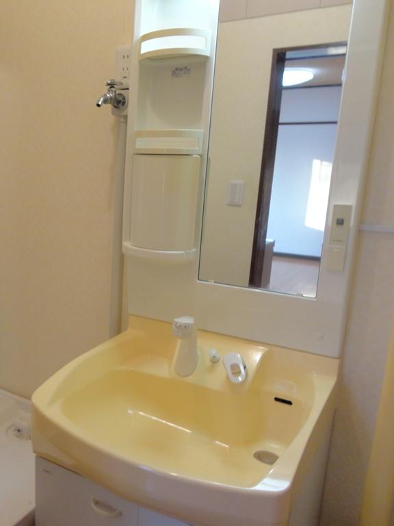 Wash basin, toilet. Indoor (11 May 2013) Shooting