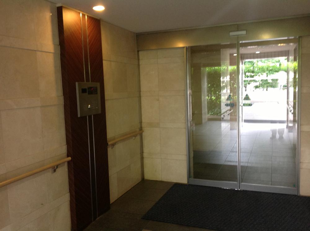 Entrance. Common areas