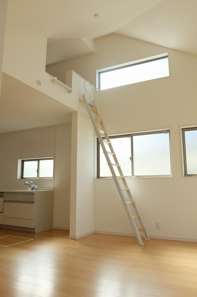 Living. Living with a feeling of opening with a slope ceiling and loft.