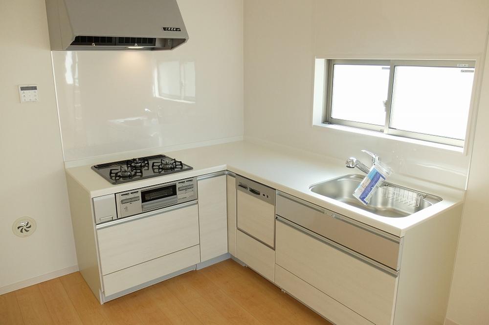 Kitchen. Easy-to-use L-shaped kitchen