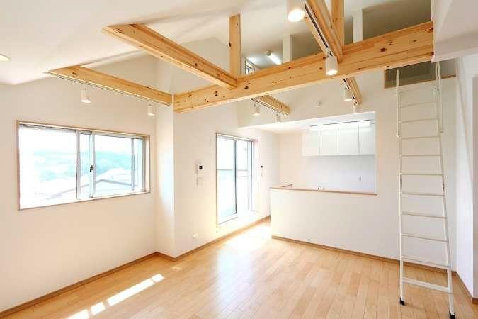 Same specifications photos (living). Seller construction cases