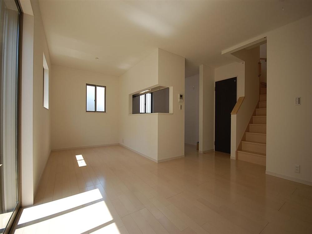 Same specifications photos (living). Seller construction cases