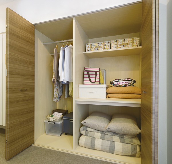  [Futon closet] Ruue Shimae folded the futon, It can also be achieved, such as clothes and costumes such case. Suguremono with the benefits of the closet and the closet (A type and same specifications. It can be confirmed in the apartment gallery within the exhibition space)