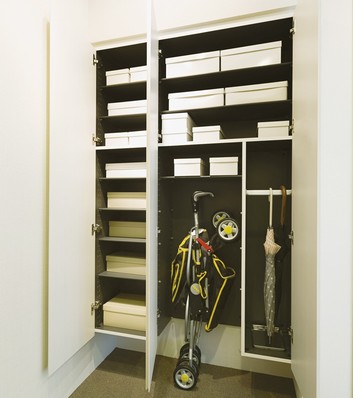 Directions to the model room (a word from the person in charge)