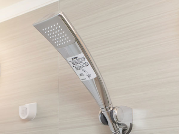 Bathing-wash room.  [Air-in shower] Current of water-saving shower per minute (8.5L) from 23%, Achieve a water-saving 35% stuff is from our normal type of conventional products per minute (10L). By taking air from the slit, It has achieved a balance between the massive plenty of bathing comfort.