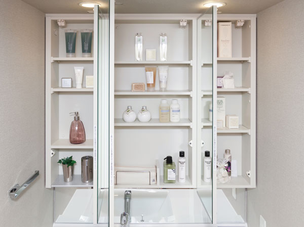 Bathing-wash room.  [Three-sided mirror back storage (with earthquake-resistant latch)] Behind the Mirror is the entire storage. Tissue BOX space also available. Also it comes with earthquake-resistant latch so that does not jump out the contents at the time of the earthquake.