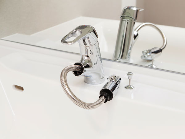 Bathing-wash room.  [Faucet that can be drawn head] Or put the water in a bucket, Useful when cleaning the wash bowl, The type of faucet to draw.