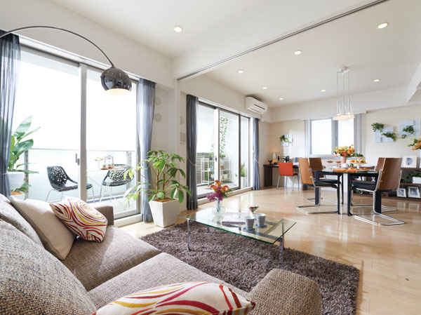 Interior.  [Space for relaxation of the family that has been wrapped in sparkling sunshine] Families live healthy with nature's bounty "duo Hills Tama Fuchu". Shine in the warm light from the window, which spread to wide, Space design to create a high quality and sophistication. Not only the breadth, In housing that PEACE is full of a lot, You fun family conversation sounded.