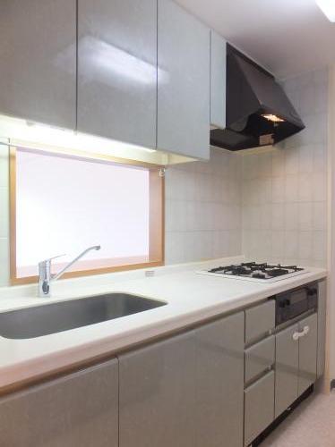 Kitchen. Kitchen faucet exchange / With cupboard on the back