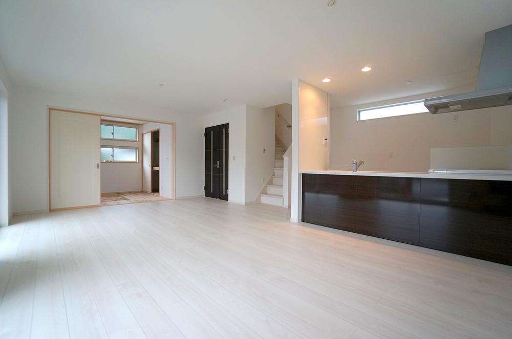 Same specifications photos (living). Seller construction cases