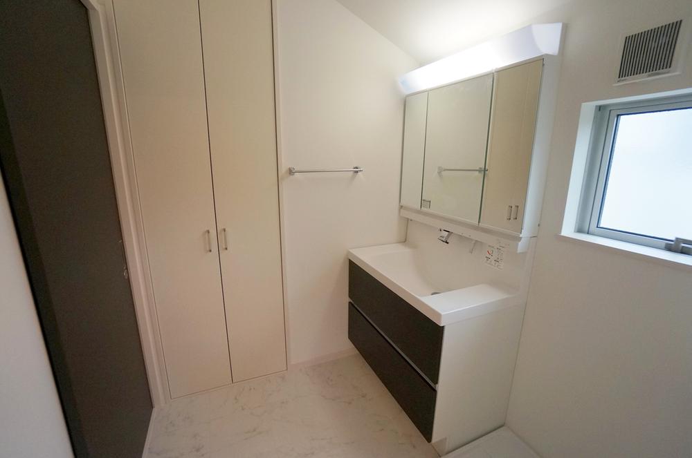 Wash basin, toilet. Seller construction cases