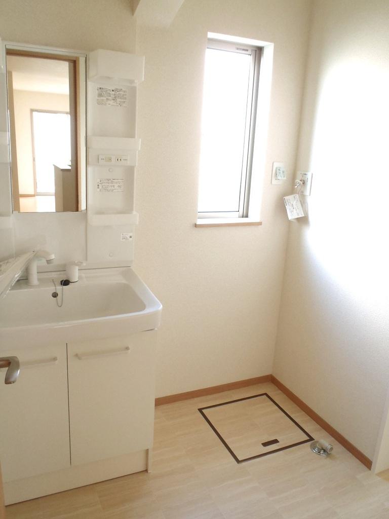 Wash basin, toilet. Indoor (12 May 2013) Shooting