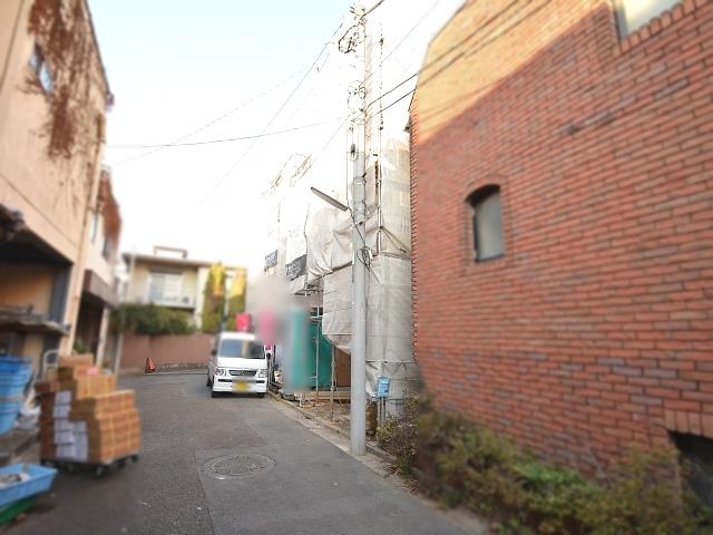 Local photos, including front road. Contact road situation