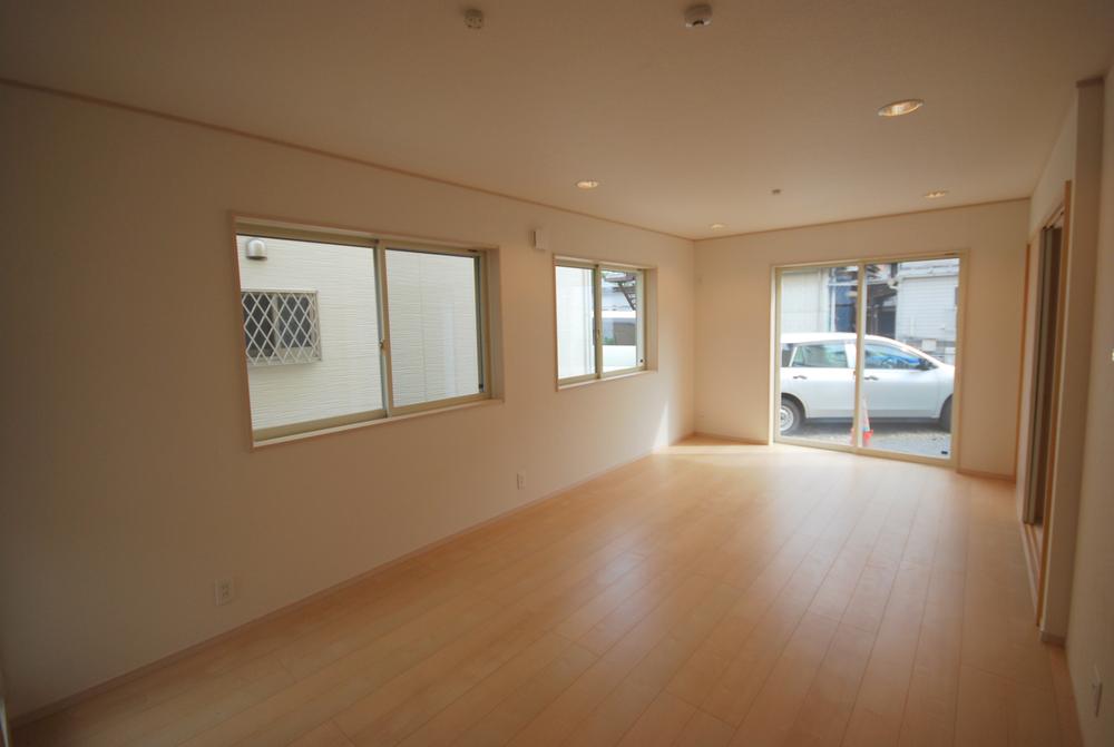 Same specifications photos (living). Seller construction cases