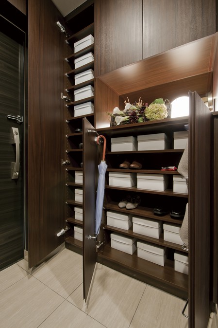 Directions to the model room (a word from the person in charge)