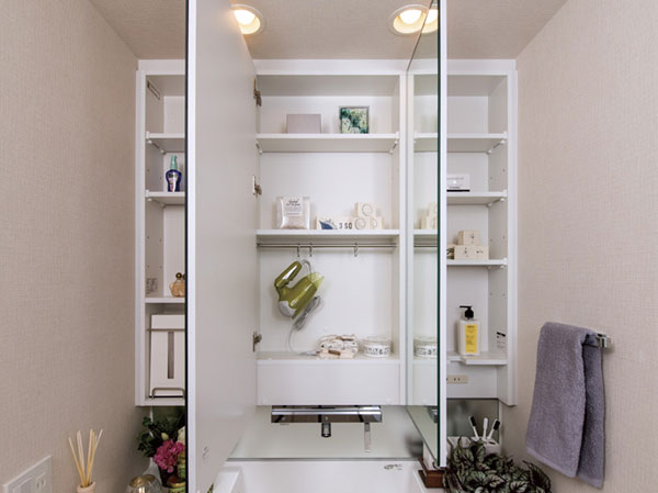 Bathing-wash room.  [Three-sided mirror housing] Adopt a three-sided mirror housed in vanity. Dryer and cosmetics, etc., Things are clean and fit convenient necessary.