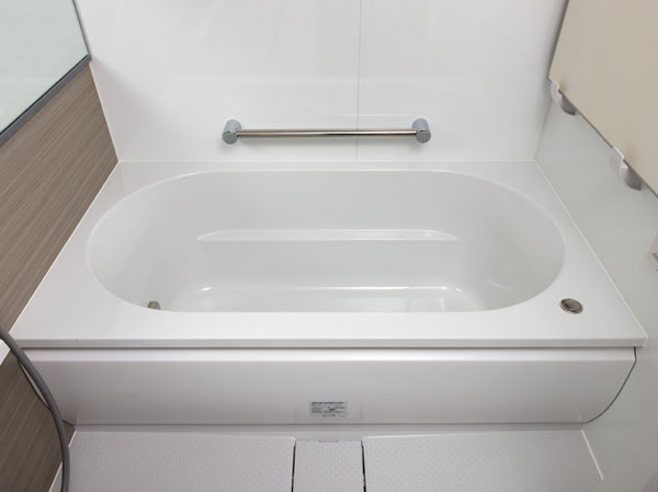 Bathing-wash room.  [New cocoon-shaped tub (wa tub)] Simple design that combines straight lines and semicircles. Is a new tub of universal design and attention to ease of use.