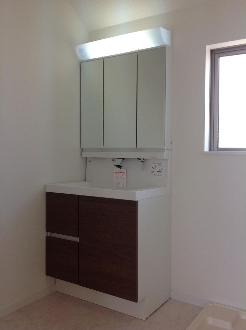 Wash basin, toilet. Room (August 2013) Shooting