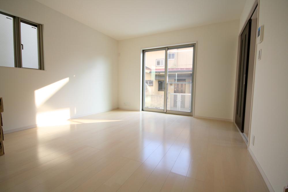 Living. Local (2013 November shooting)