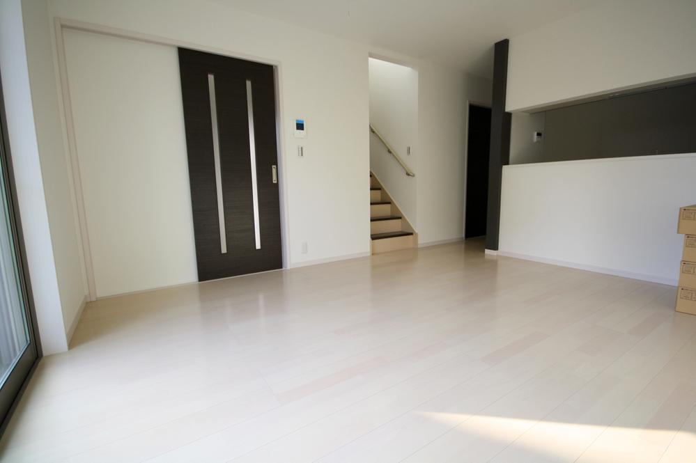 Living. Local (2013 November shooting)