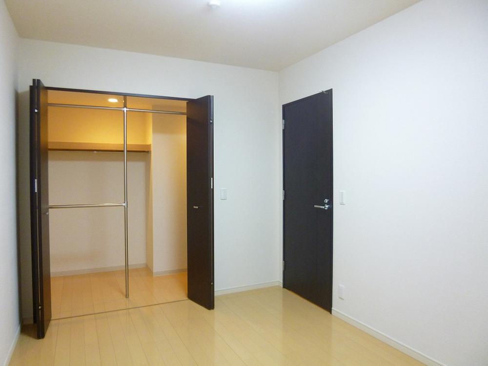 Non-living room. 6.5 Pledge Spar a walk-in closet with