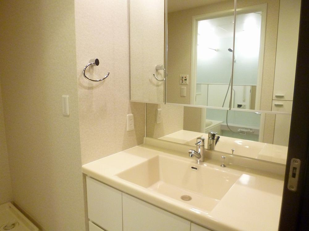 Wash basin, toilet. Wash basin