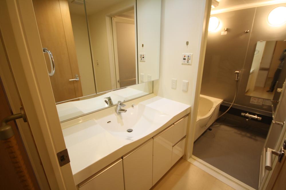 Wash basin, toilet. Local (11 May 2013) Shooting