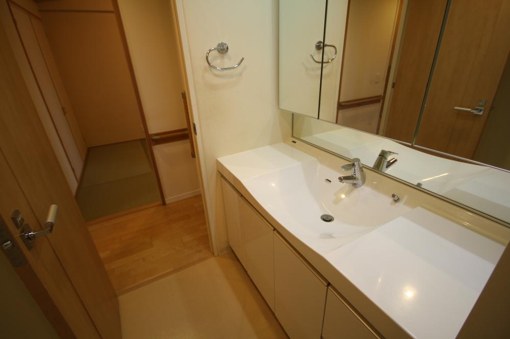 Wash basin, toilet. Local (11 May 2013) Shooting