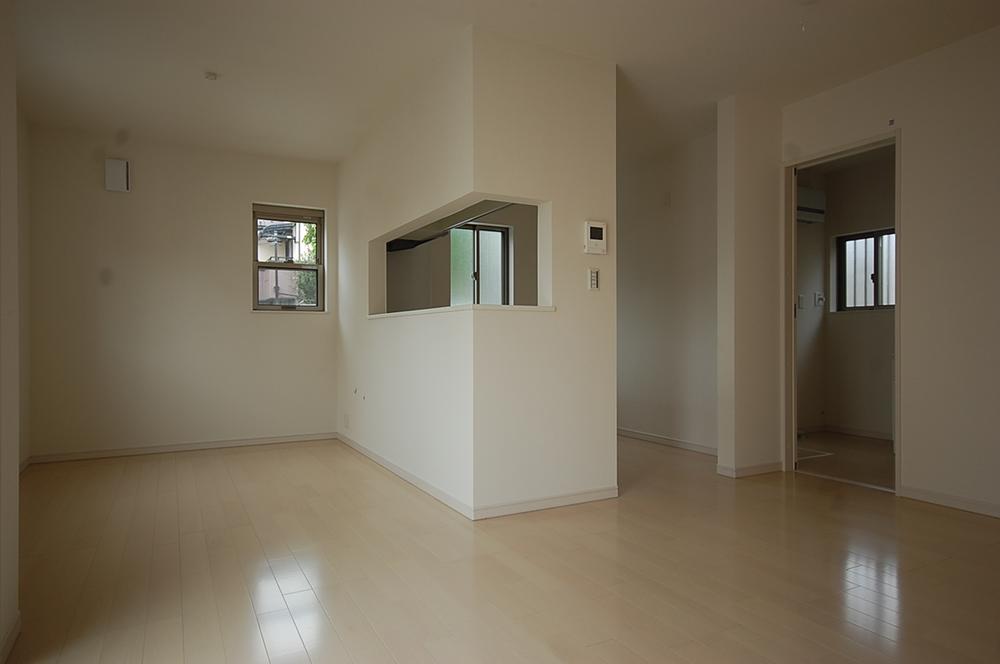 Same specifications photos (living). Seller construction cases