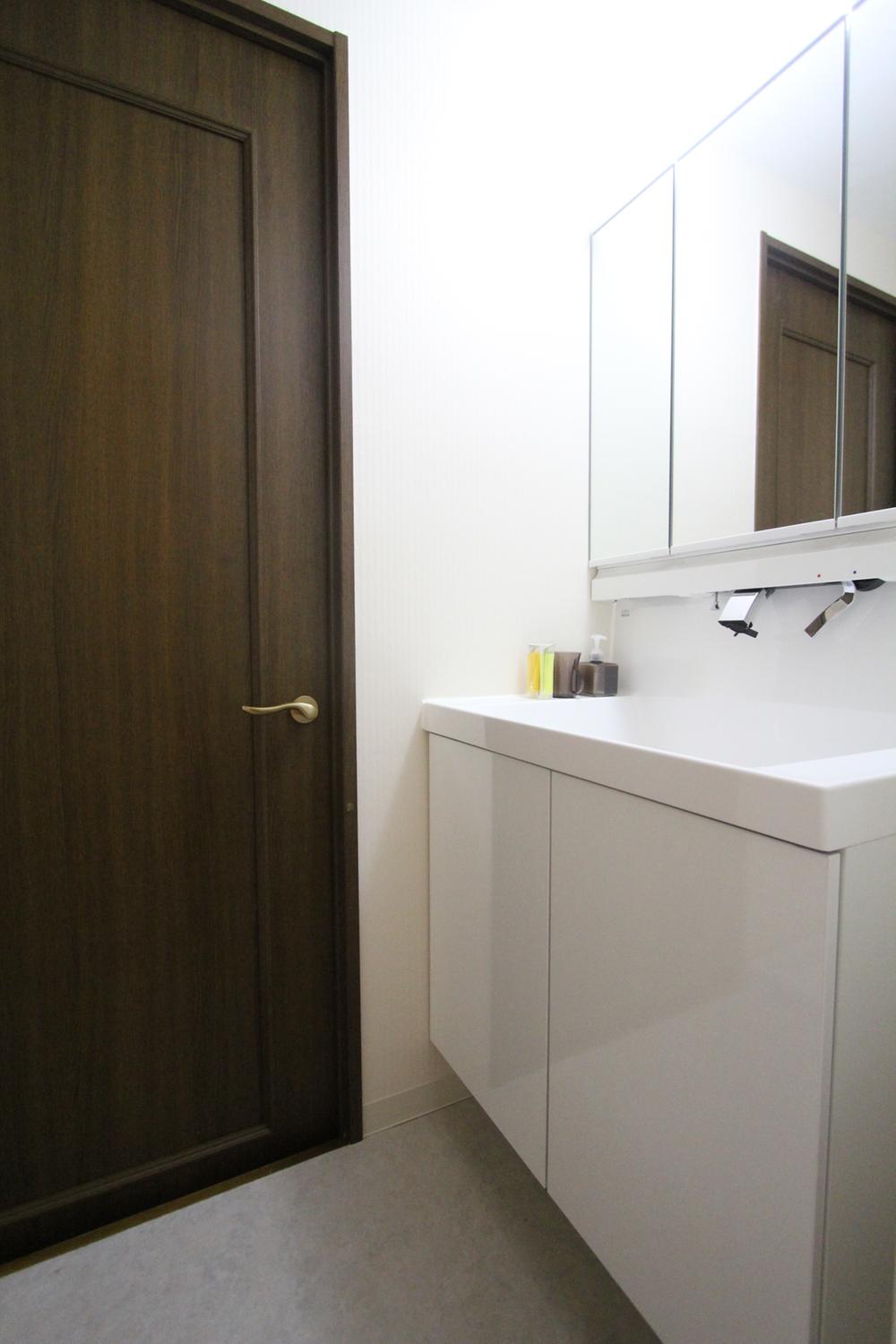 Wash basin, toilet