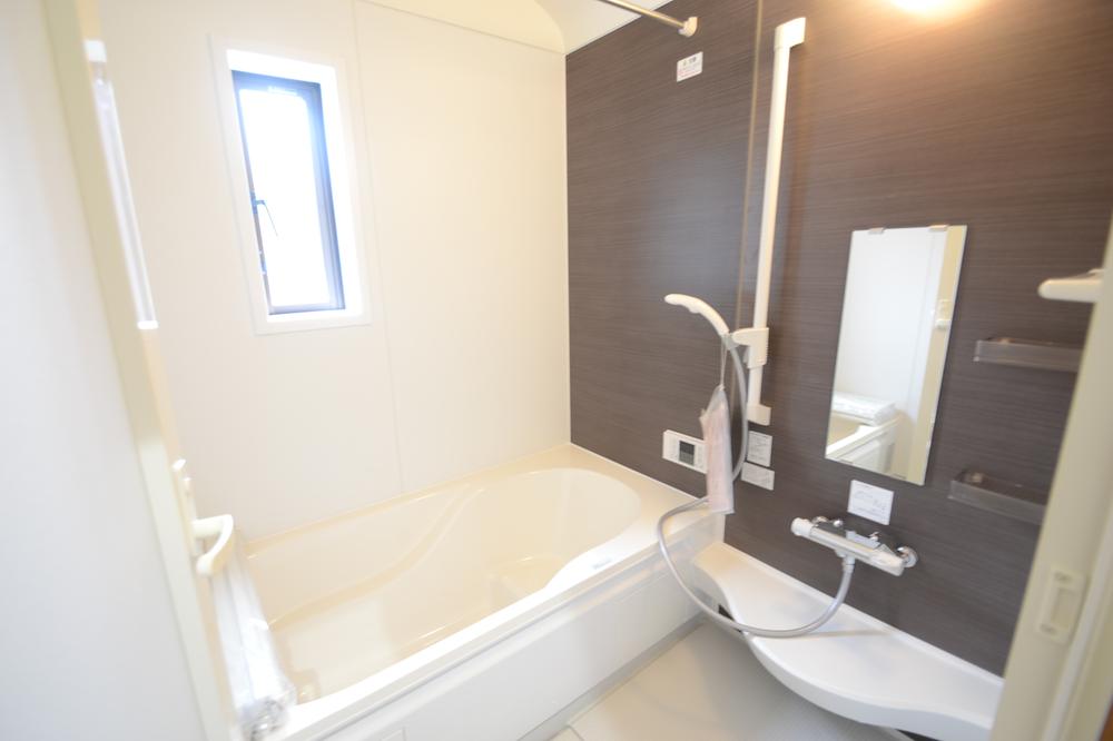 Bathroom. Hitotsubo ・ Window barrier-free type ventilation drying with machine bathroom